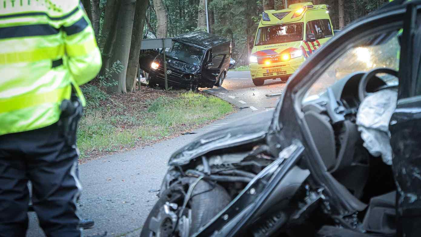 Gewonde na forse aanrijding tussen busje en auto