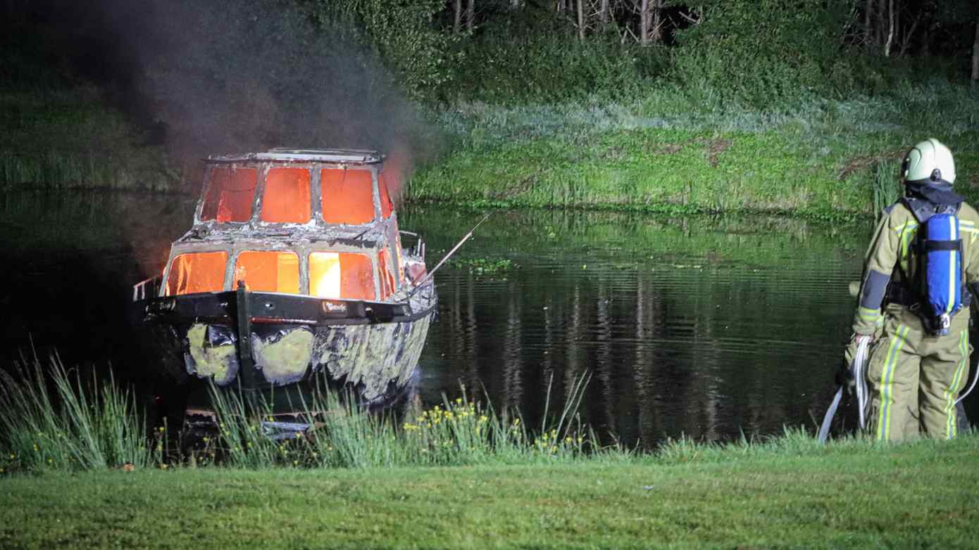 Brandweer heeft moeite met uitslaande brand in boot