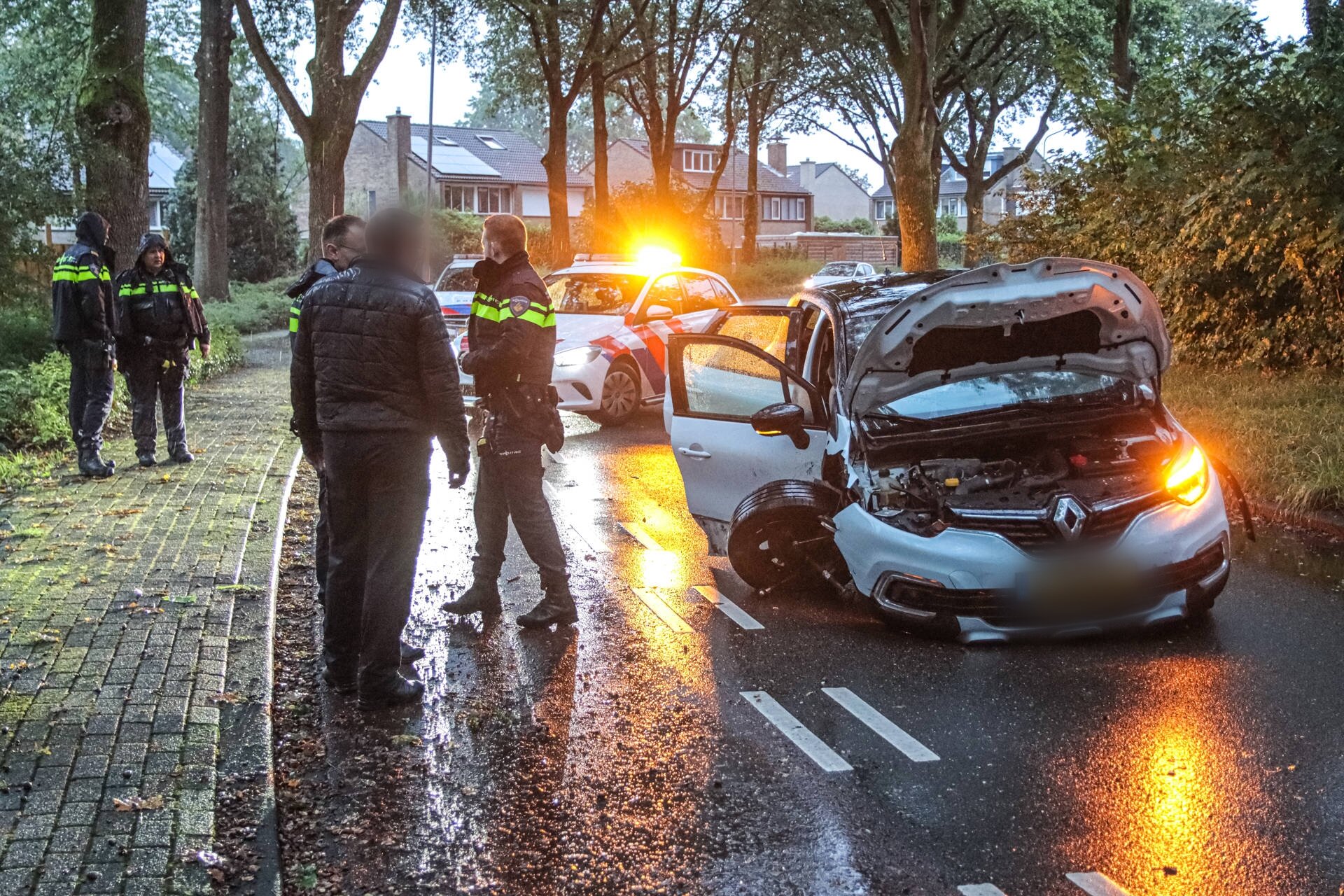 Automobilist verliest controle en botst tegen paaltje in Emmen