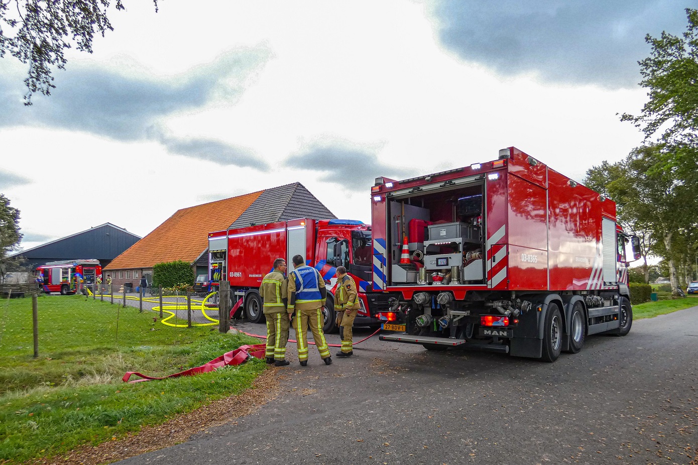  Brand in koeienstal in Fluitenberg; meer dan 100 koeien in veiligheid gebracht