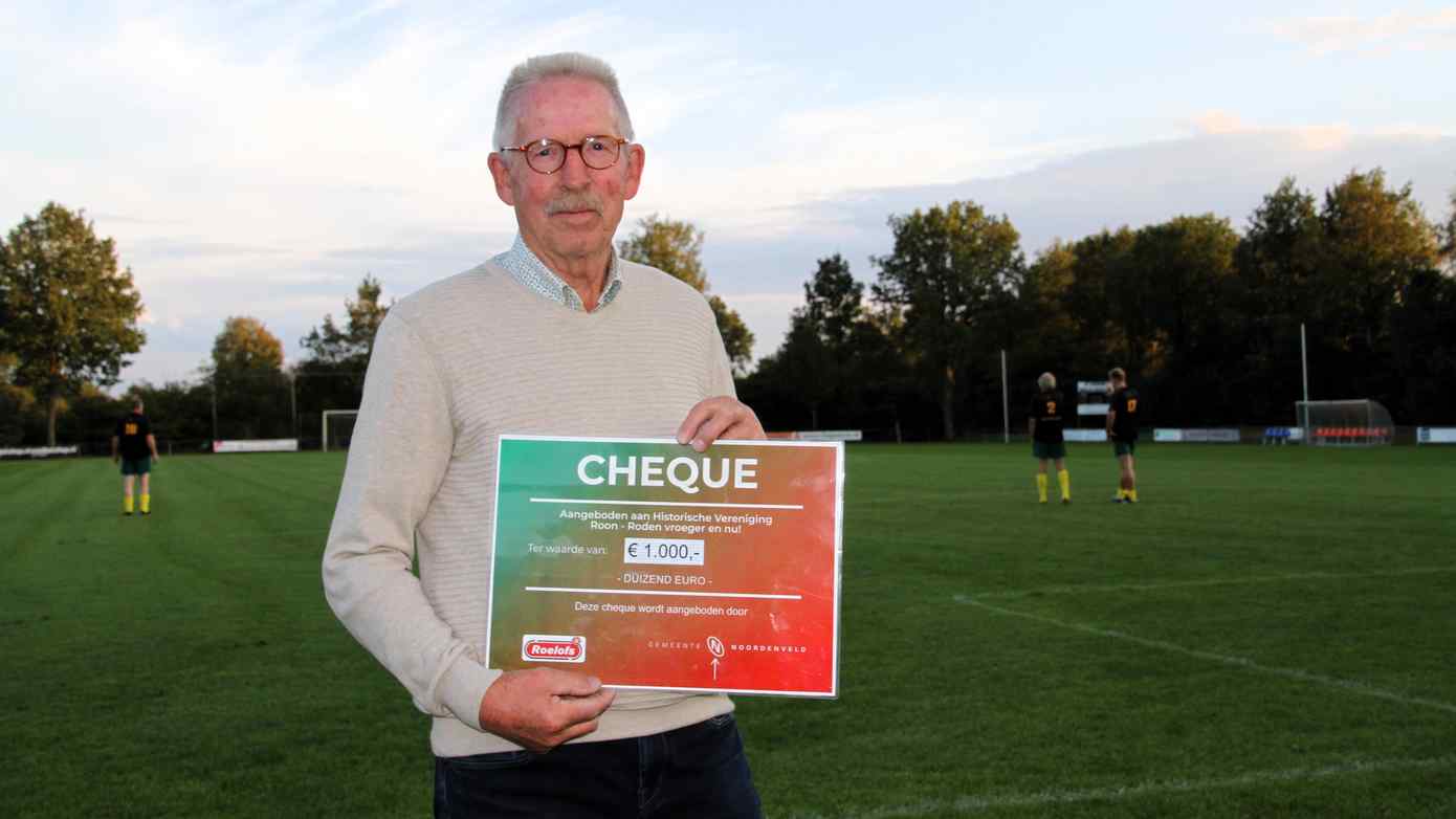 Historische vereniging Roon ontvangt cheque van duizend euro tijdens Rodermarkt voetbalwedstrijd