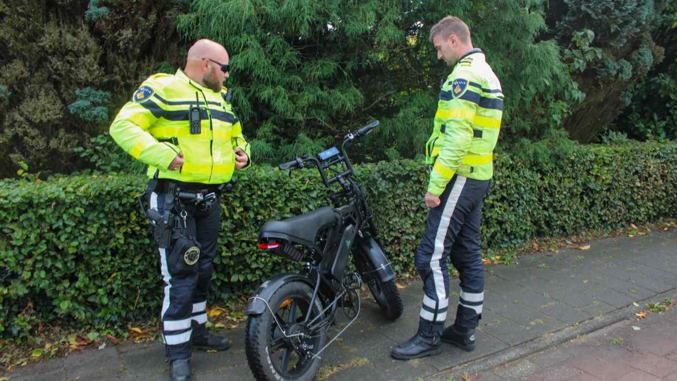 Auto en fatbike botsen op elkaar in Hoogeveen