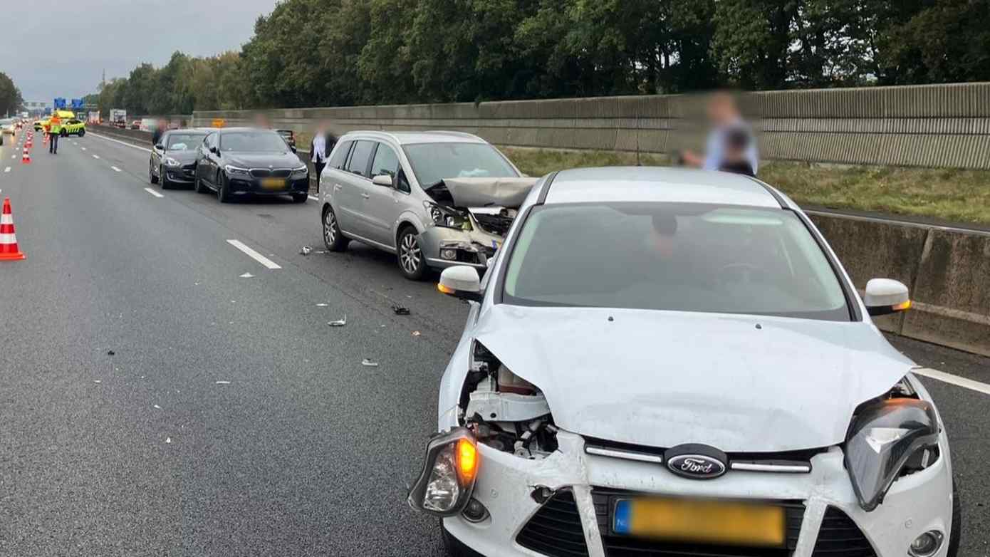 Meer dan een uur vertraging op A28 door ongeval met 7 auto's