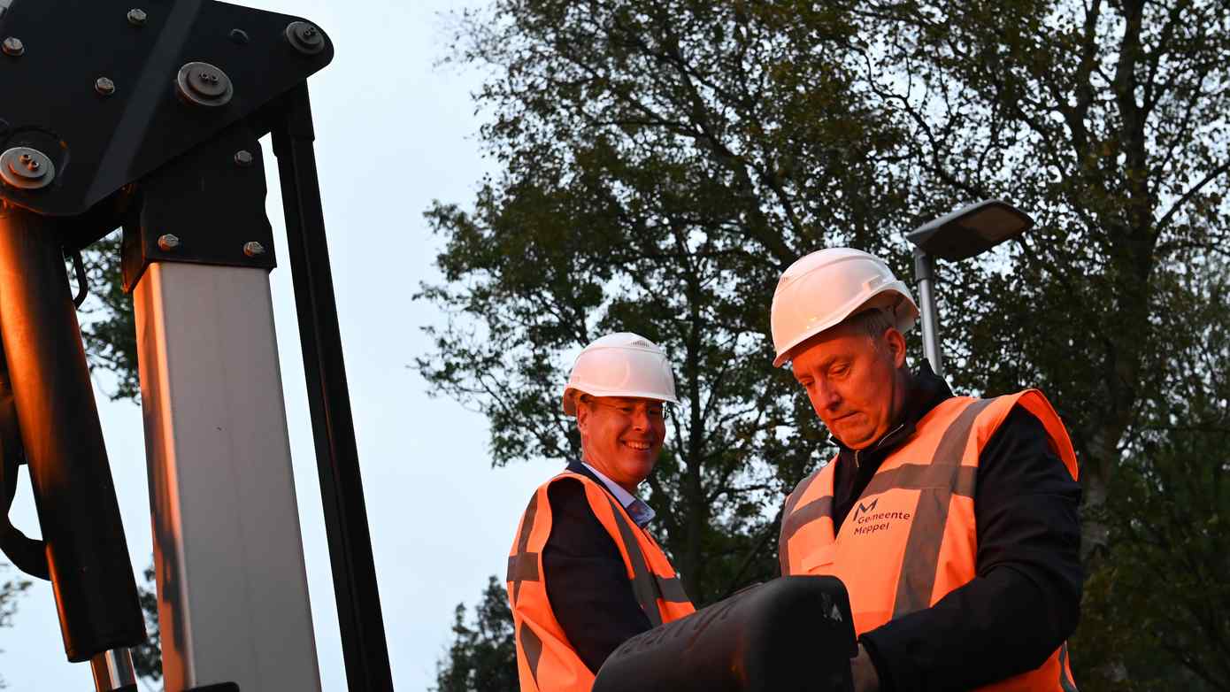 Eerste lichtmast geplaatst langs parallelweg Meppelerweg tussen Meppel en Nijeveen 