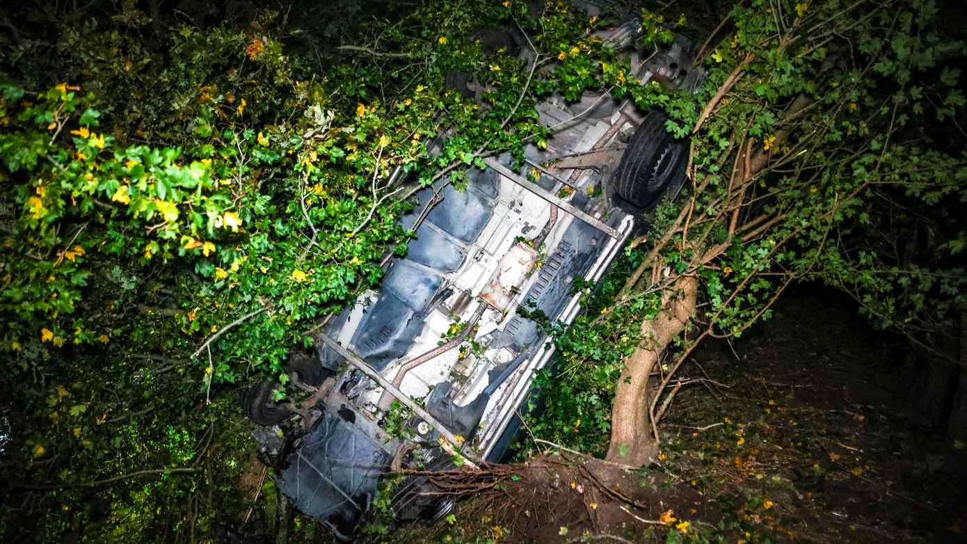 Drie gewonden nadat auto in de bosjes raakt op A28