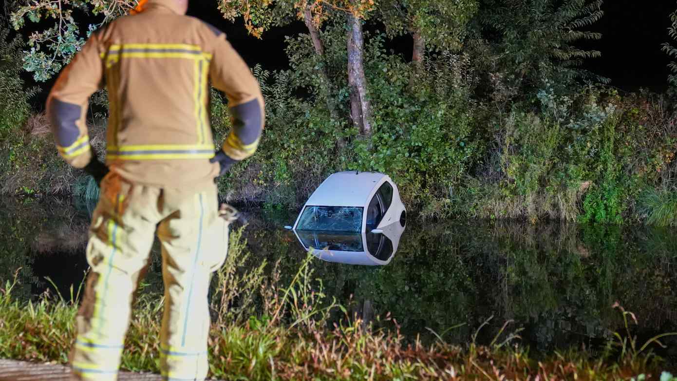 Auto raakt te water in Beilervaart: bestuurder gewond