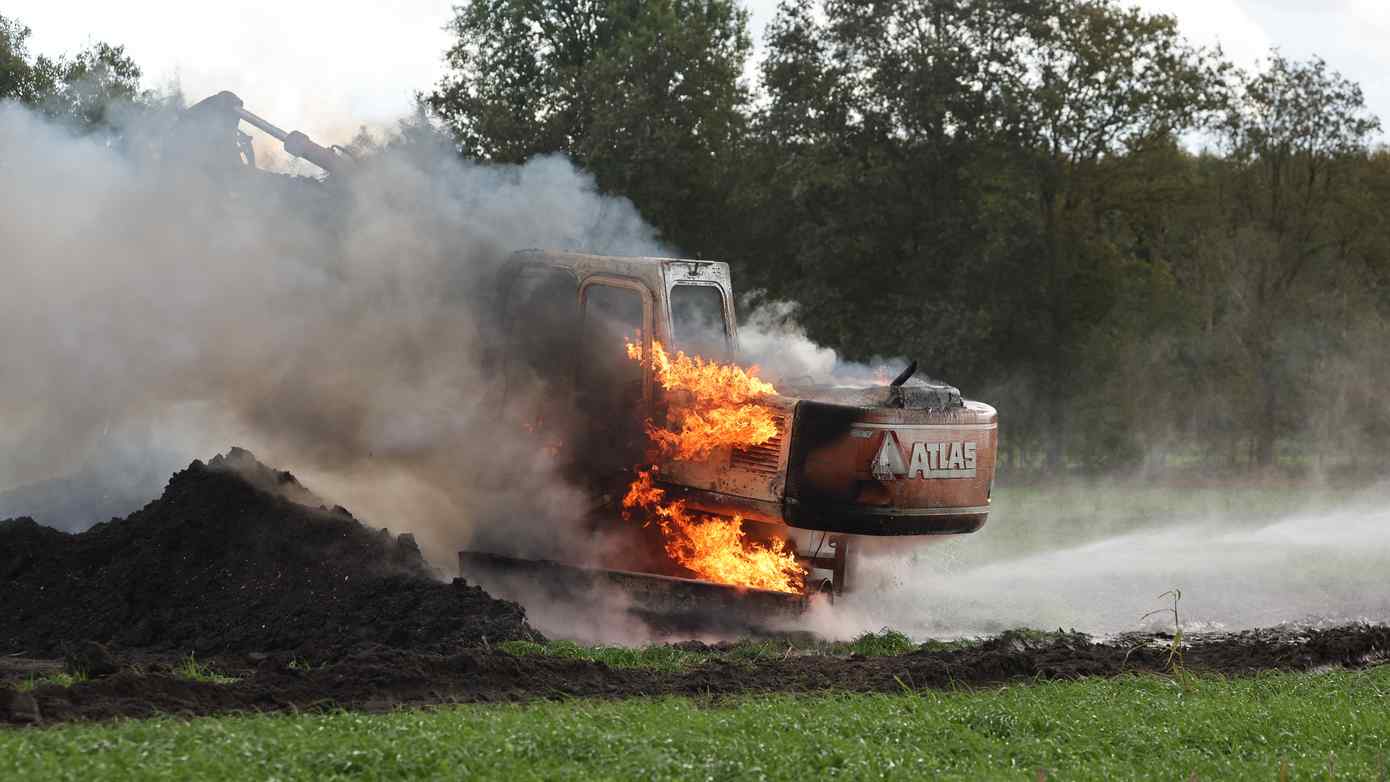 Graafmachine volledig uitgebrand tijdens werkzaamheden