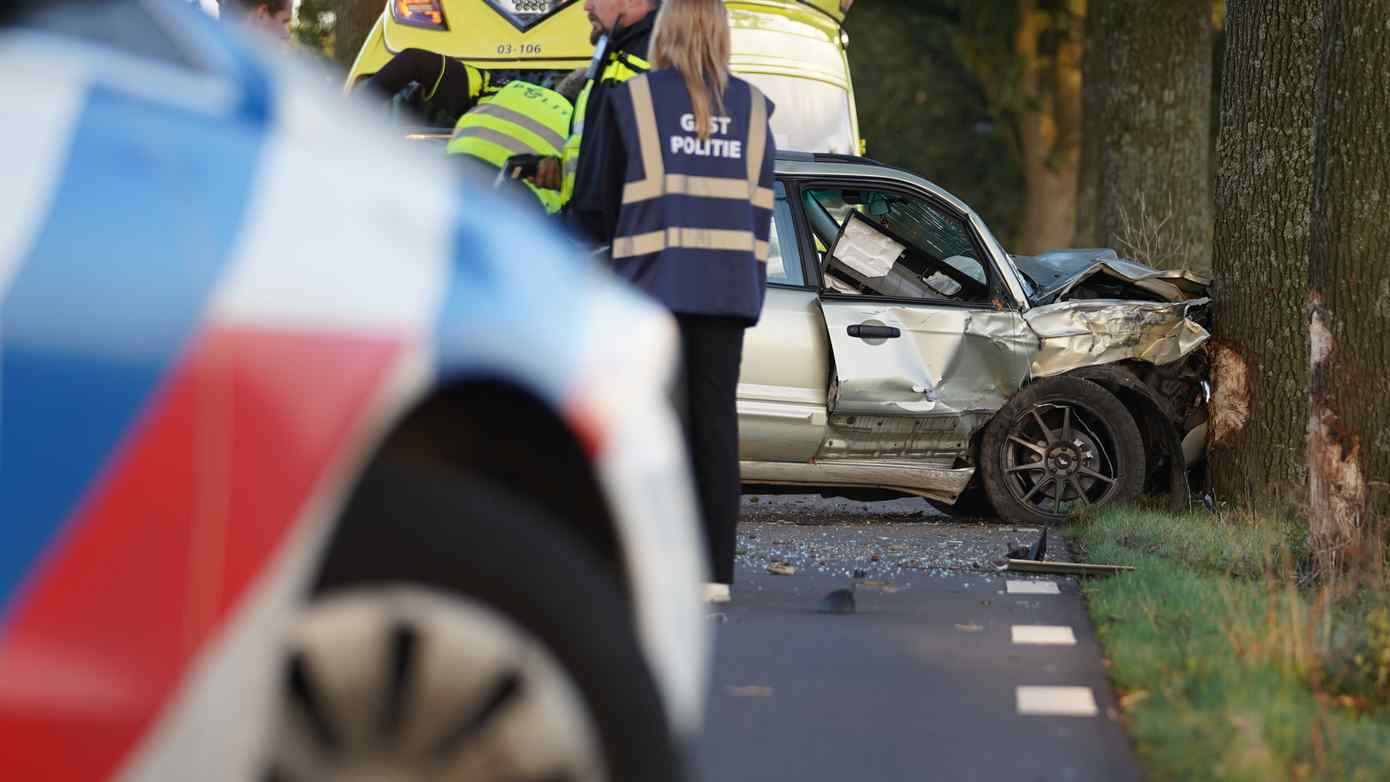 Automobilist raakt drie bomen bij eenzijdig ongeval