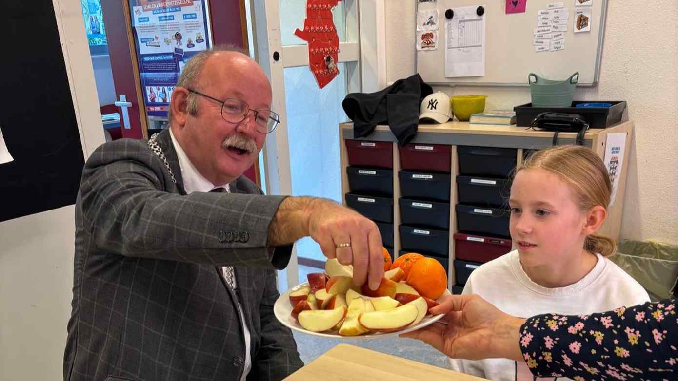 Burgemeester ontbijt samen met kinderen op basisschool De Eskampen in Peize 