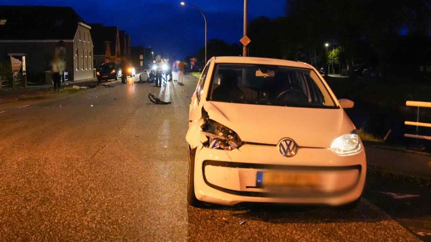 Fiets breekt in twee stukken na botsing met auto