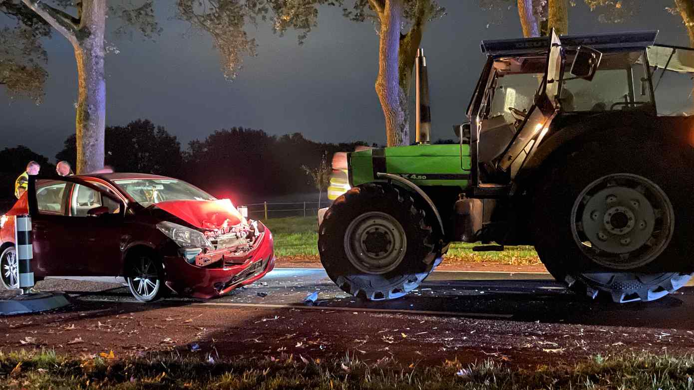 Gewonde na frontale botsing tussen trekker en auto op wegversmalling