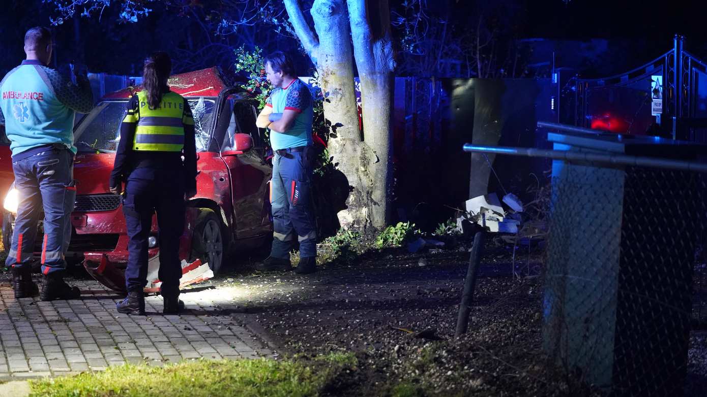 Automobilist gewond nadat auto in voortuin belandt na eenzijdig ongeval