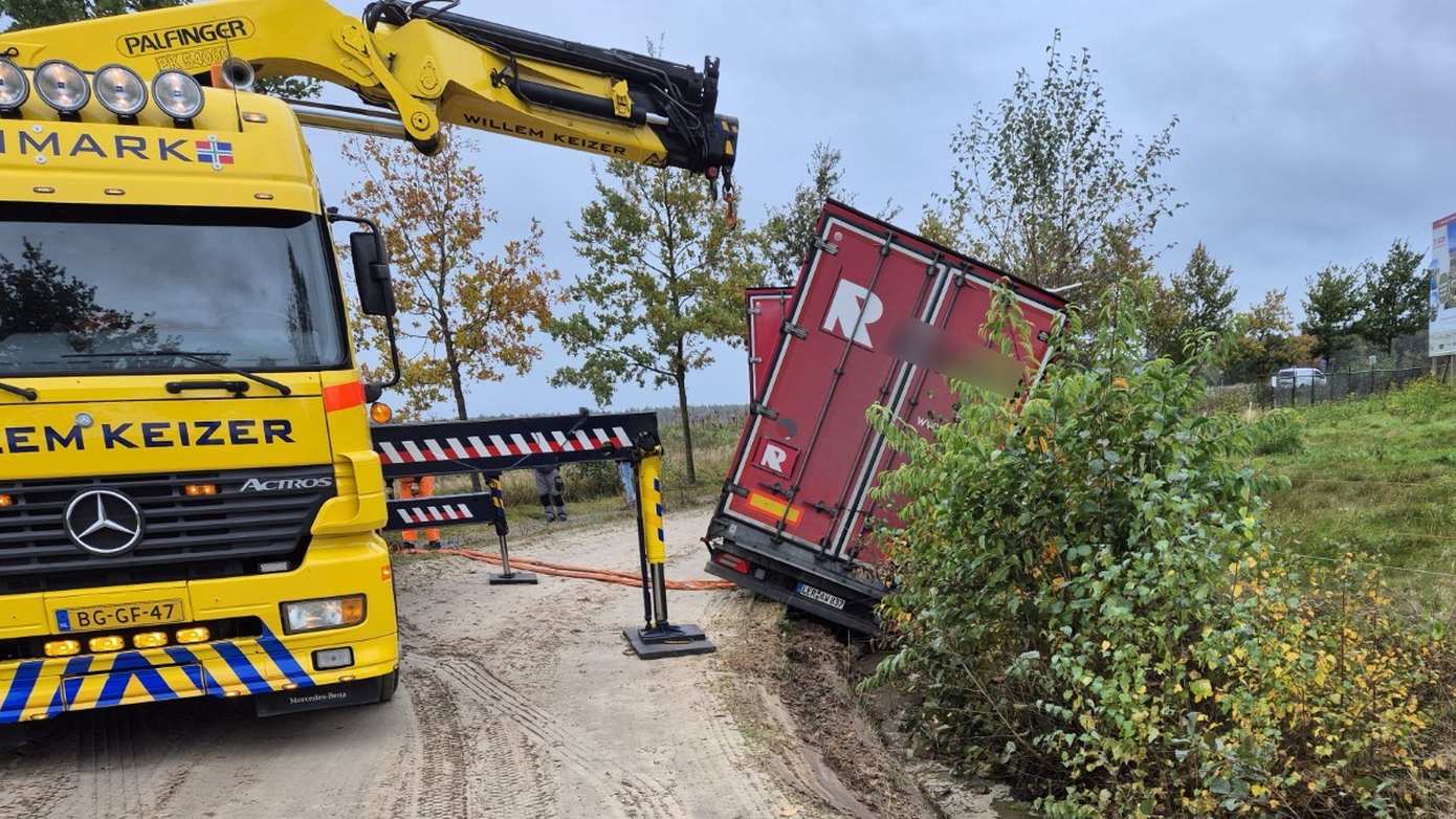 Vrachtwagenchauffeur neemt verkeerde afslag en komt vast te zitten op zandweg