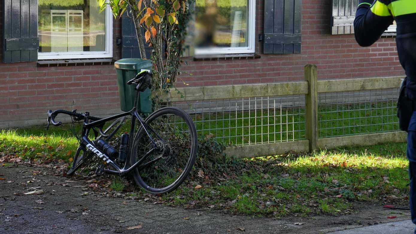 Wiel breekt af van fiets na botsing met auto