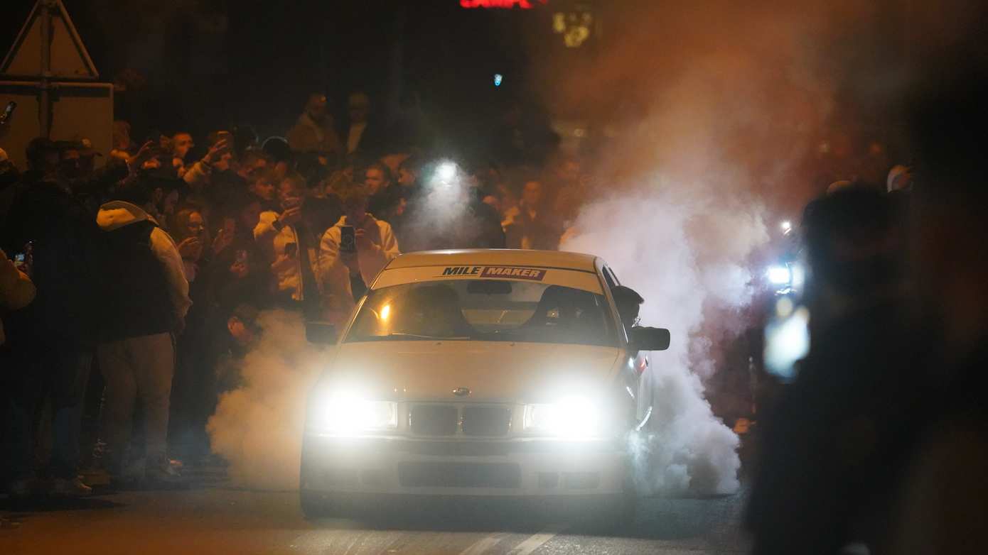 Politie schrijft 25 bekeuringen uit tijdens illegale carmeeting Emmen; Duitse politie houdt grenscontrole