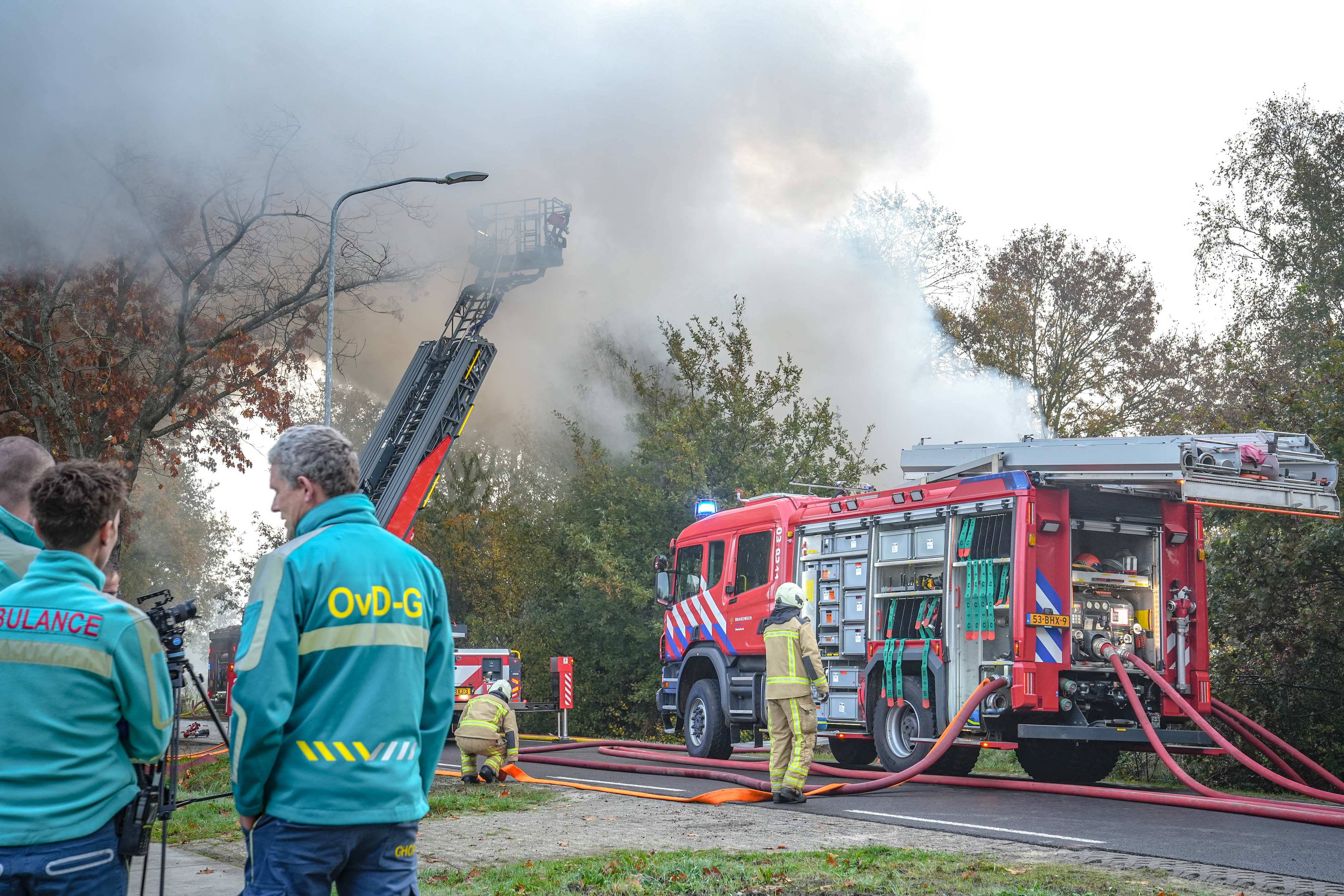 Twee lichamen aangetroffen bij uitslaande woningbrand