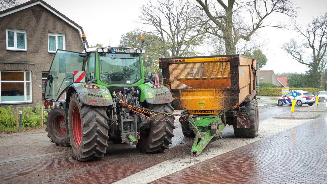 Veel schade na ongeval tussen busje en trekker