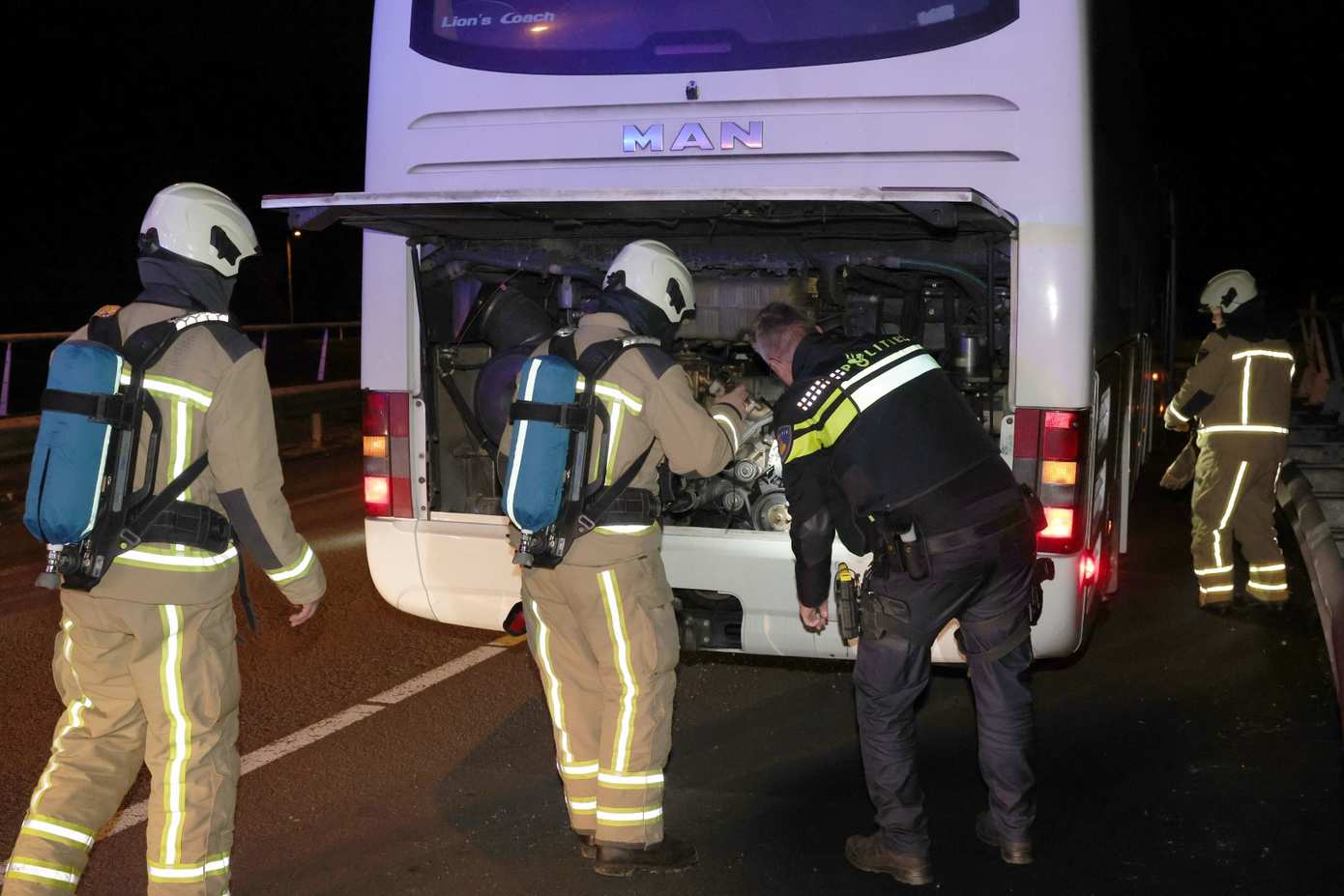 Flinke rookwolken uit bus zorgt voor grote brandweerinzet