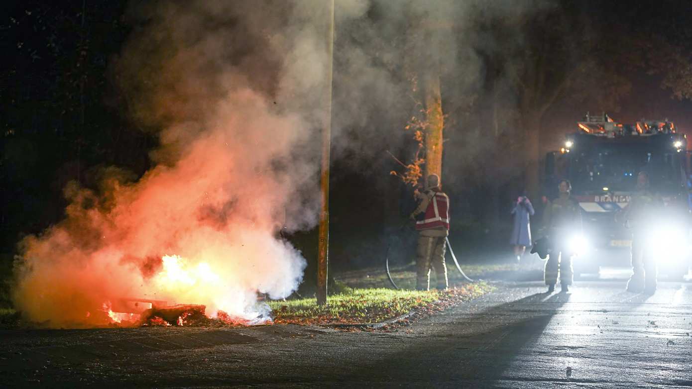 Brandweer blust buitenbrand in Smilde