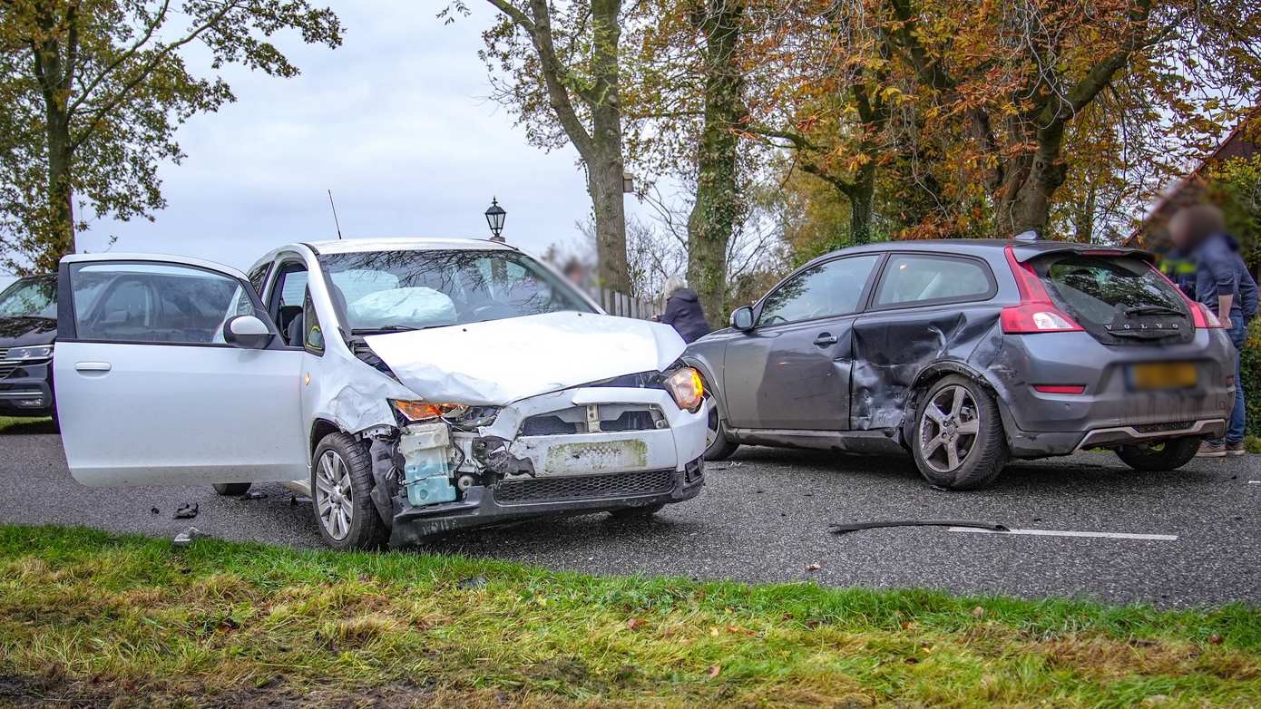 Veel schade na ongeval met twee auto's; kindje krijgt traumabeertje