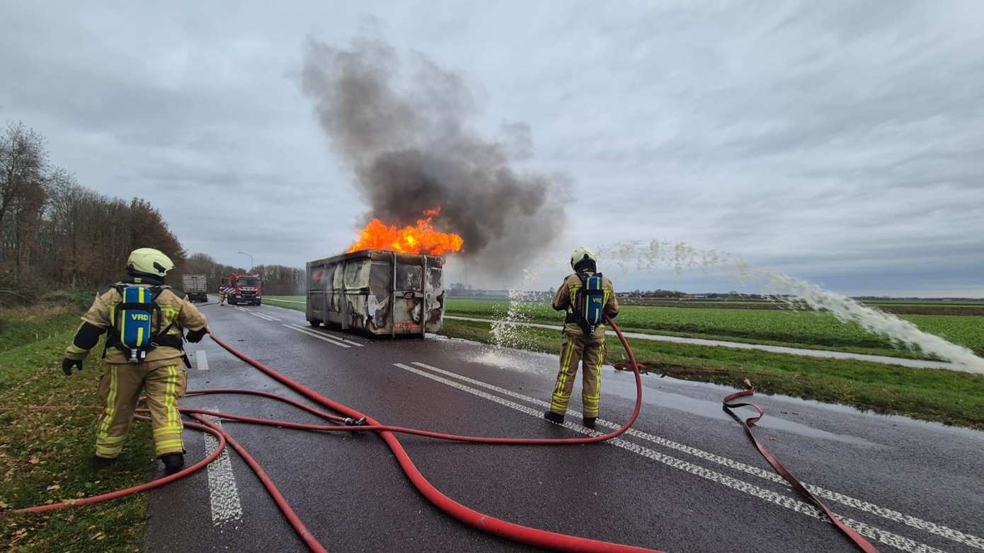 Brandweer ruim vier uur bezig met uitslaande containerbrand