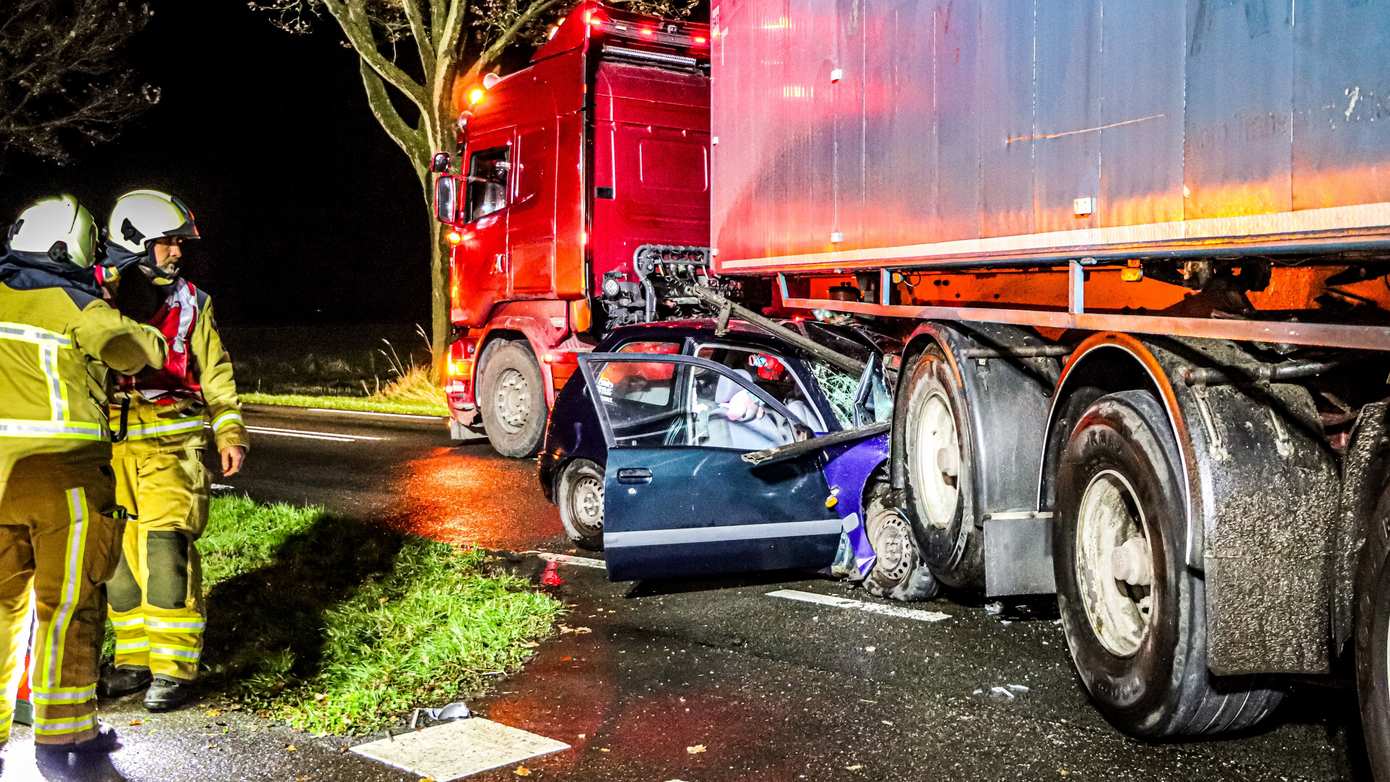 Automobilist gewond na forse aanrijding met vrachtwagen