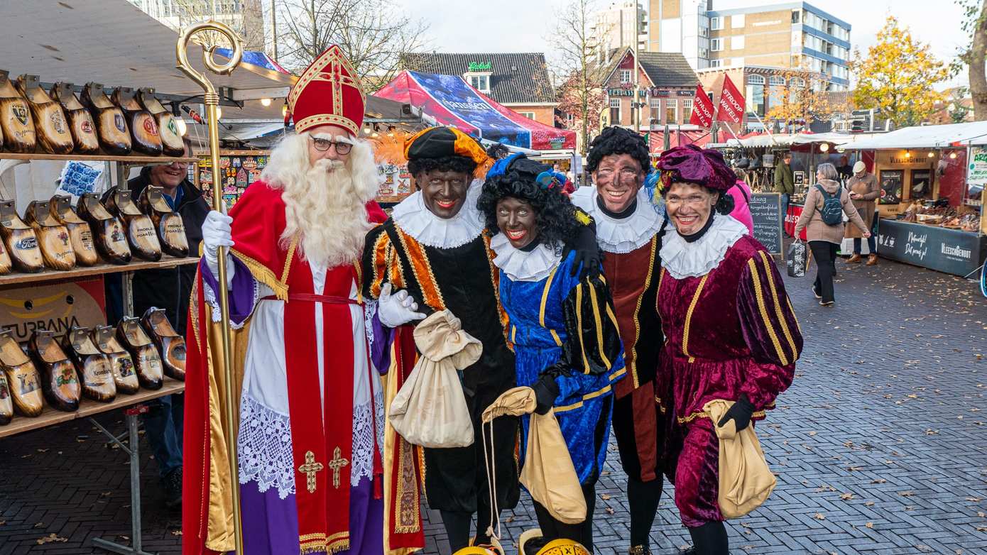 Vrijdag 29 november sinterklaas en zijn pieten op de markt in Emmen