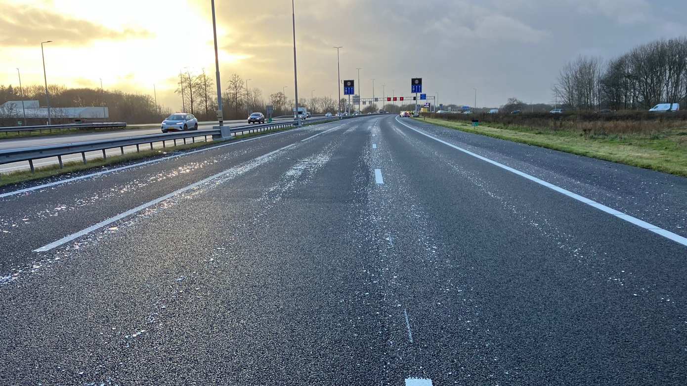 Snelweg A28 richting Zwolle dicht vanwege glasplaten op de weg