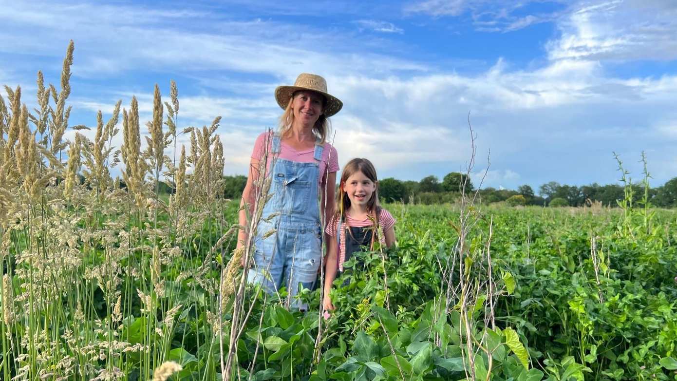 Samen grond vrijmaken: Sabijn & Kay starten crowdfunding voor voedselbos en zelfoogsttuin in Weerdinge