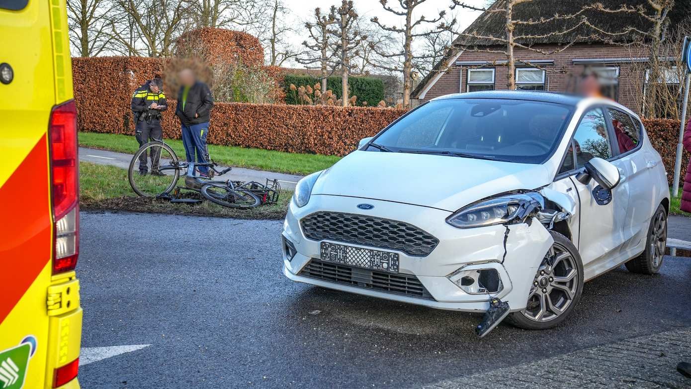 Veel schade nadat auto en fietser botsen op oversteek