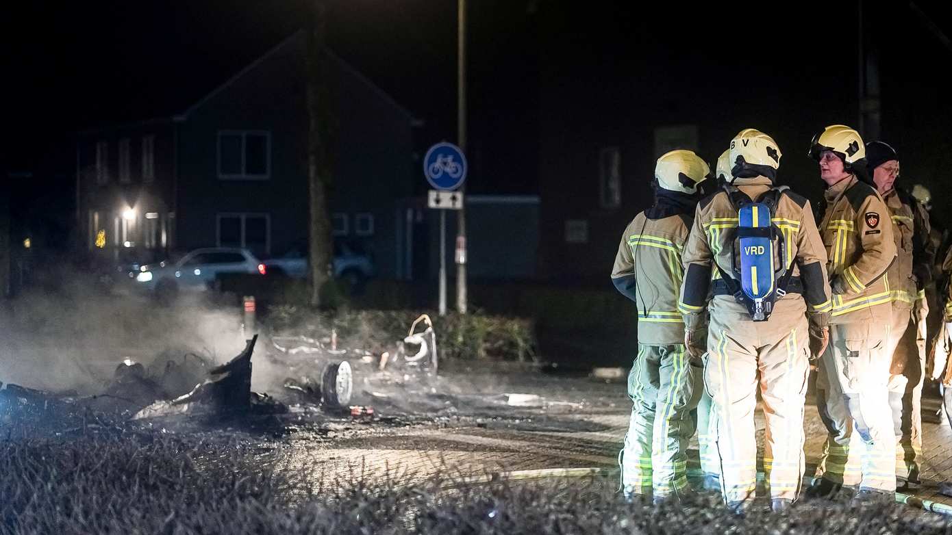 Caravan in brand gestoken op kruising in Smilde