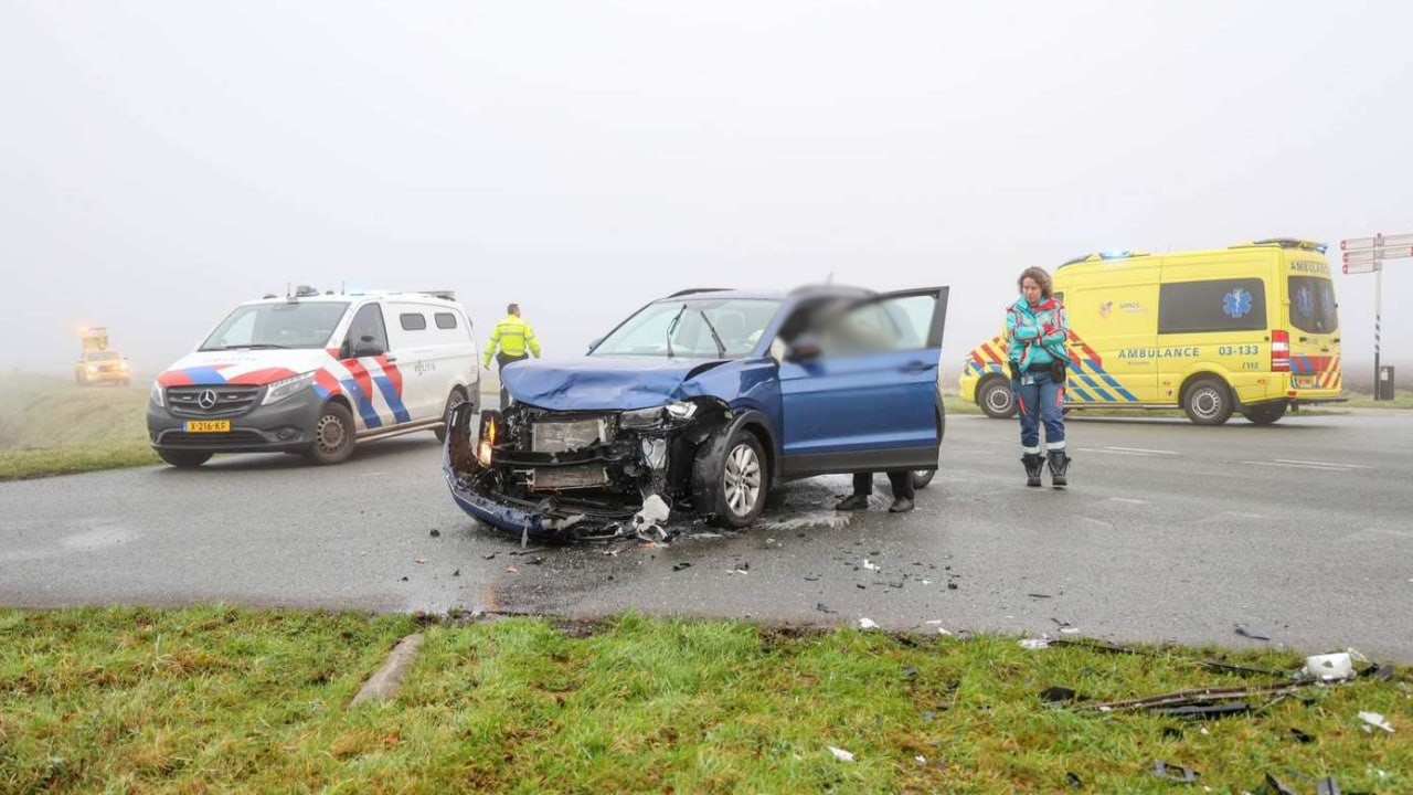 Ongeval door dichte mist op kruispunt