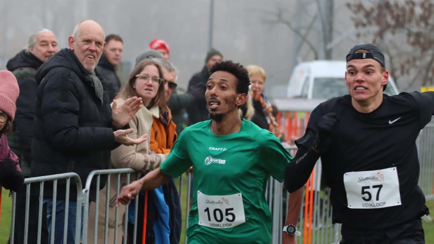 Spannende strijd aan de finish Stadtmüller-Udikloop