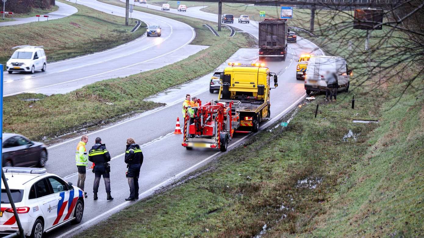 Bedrijfsbus verliest aanhanger met hoogwerker op rondweg in Emmen