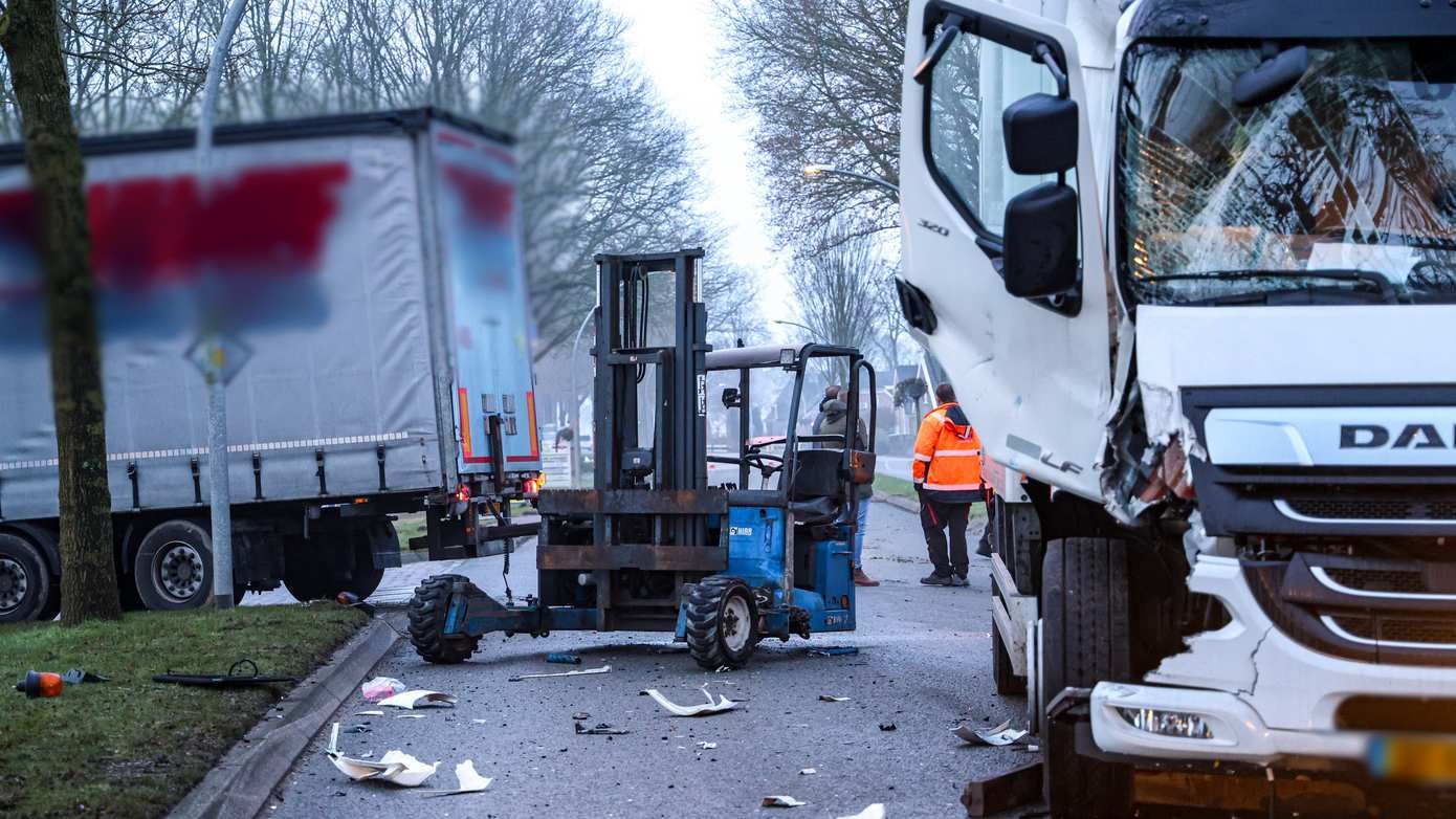 Vrachtwagen botst op kooiaap in Erm