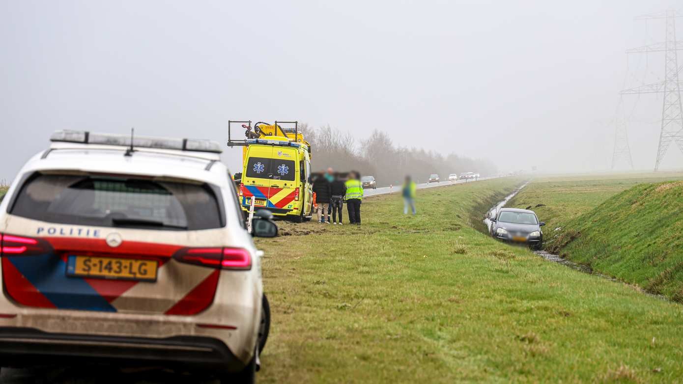 Hulpdiensten groots opgeroepen voor voertuig in de sloot