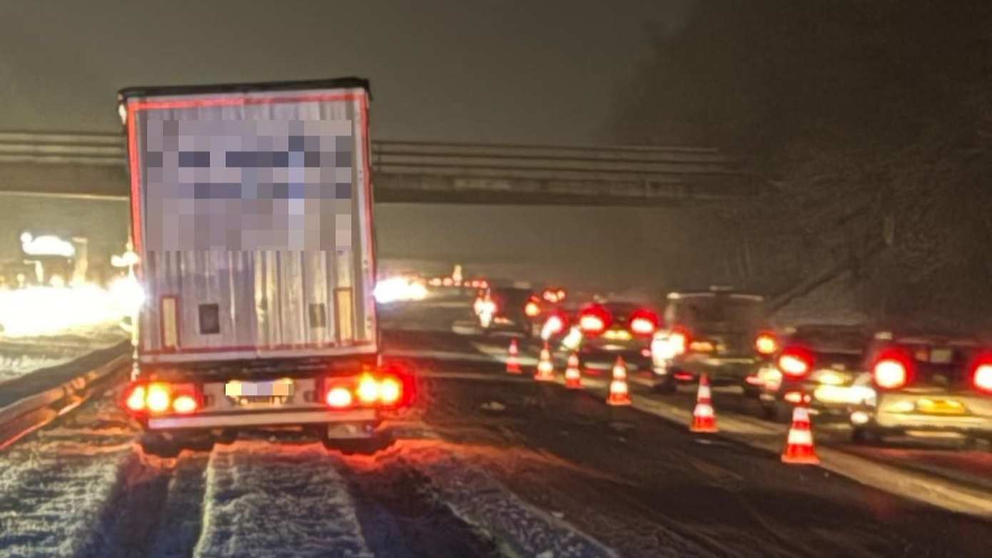 Meerdere ongevallen en veel vertraging door sneeuw in de ochtendspits