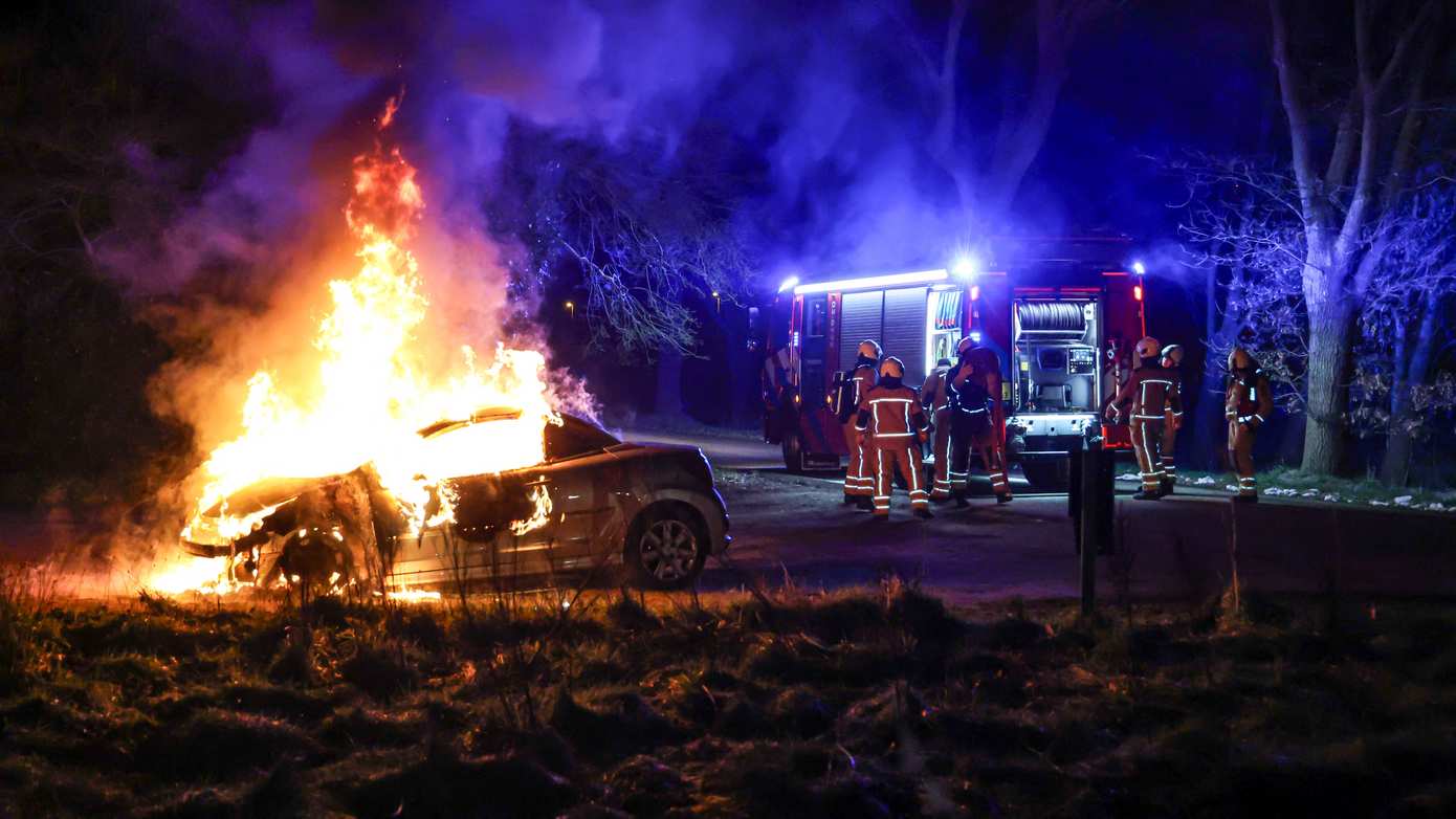 Auto volledig uitgebrand op oprit van woning