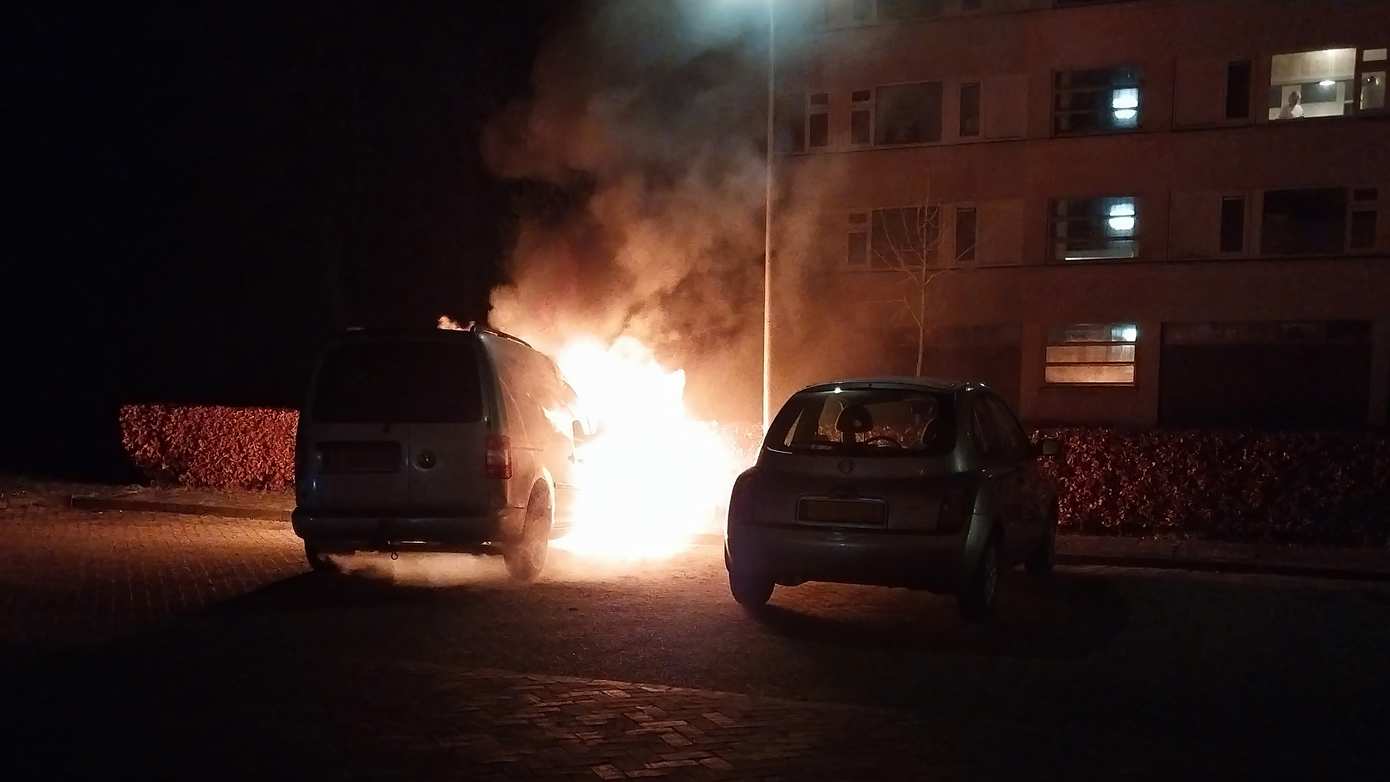 Bestelbusje volledig verloren door uitslaande brand