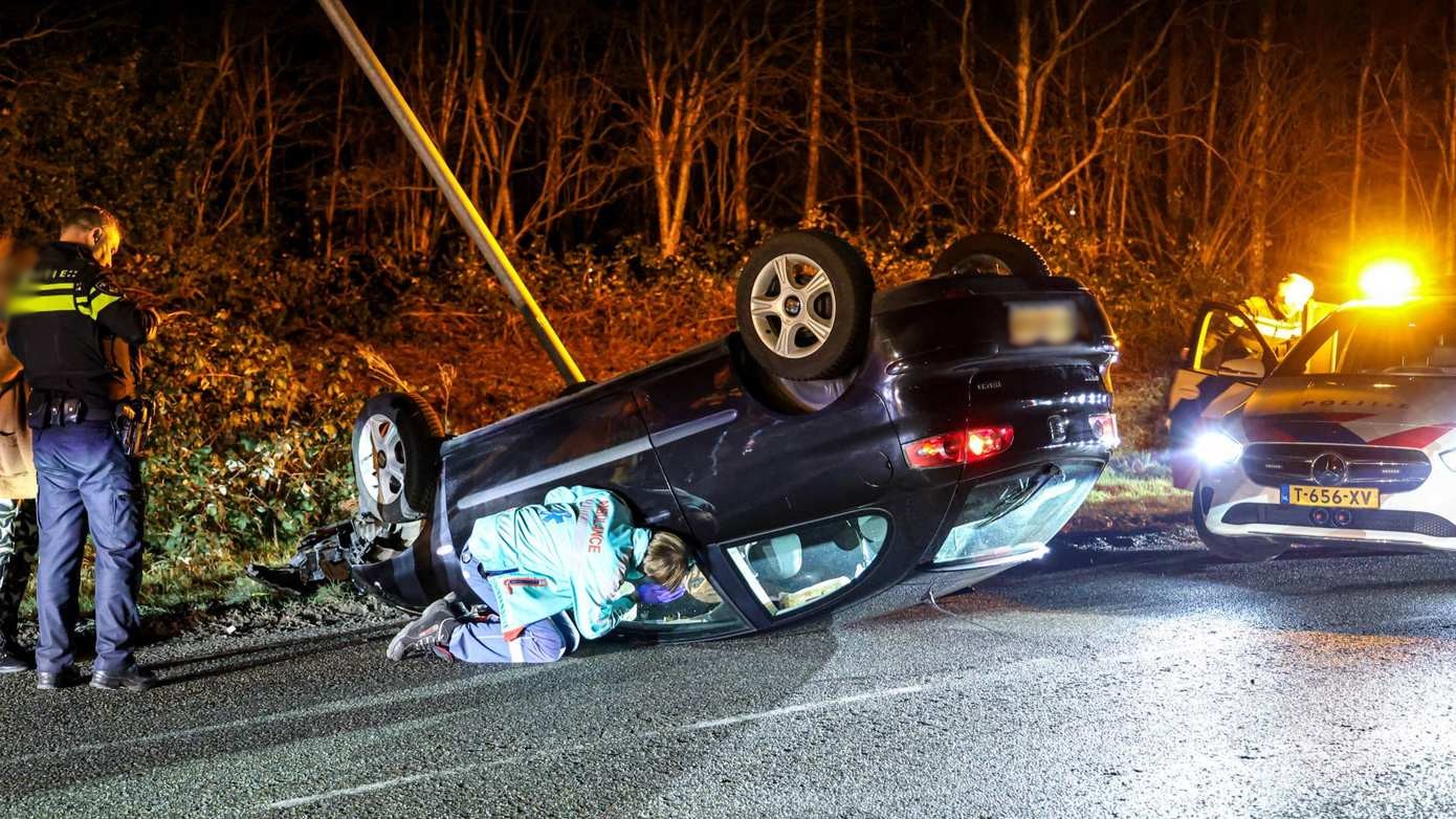 Automobilist slaat met auto over de kop bij eenzijdig ongeval