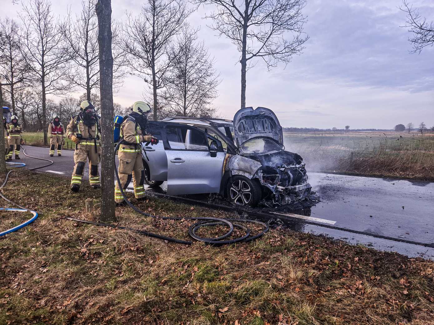 Auto vliegt tijdens het rijden in brand op Gieterstraat