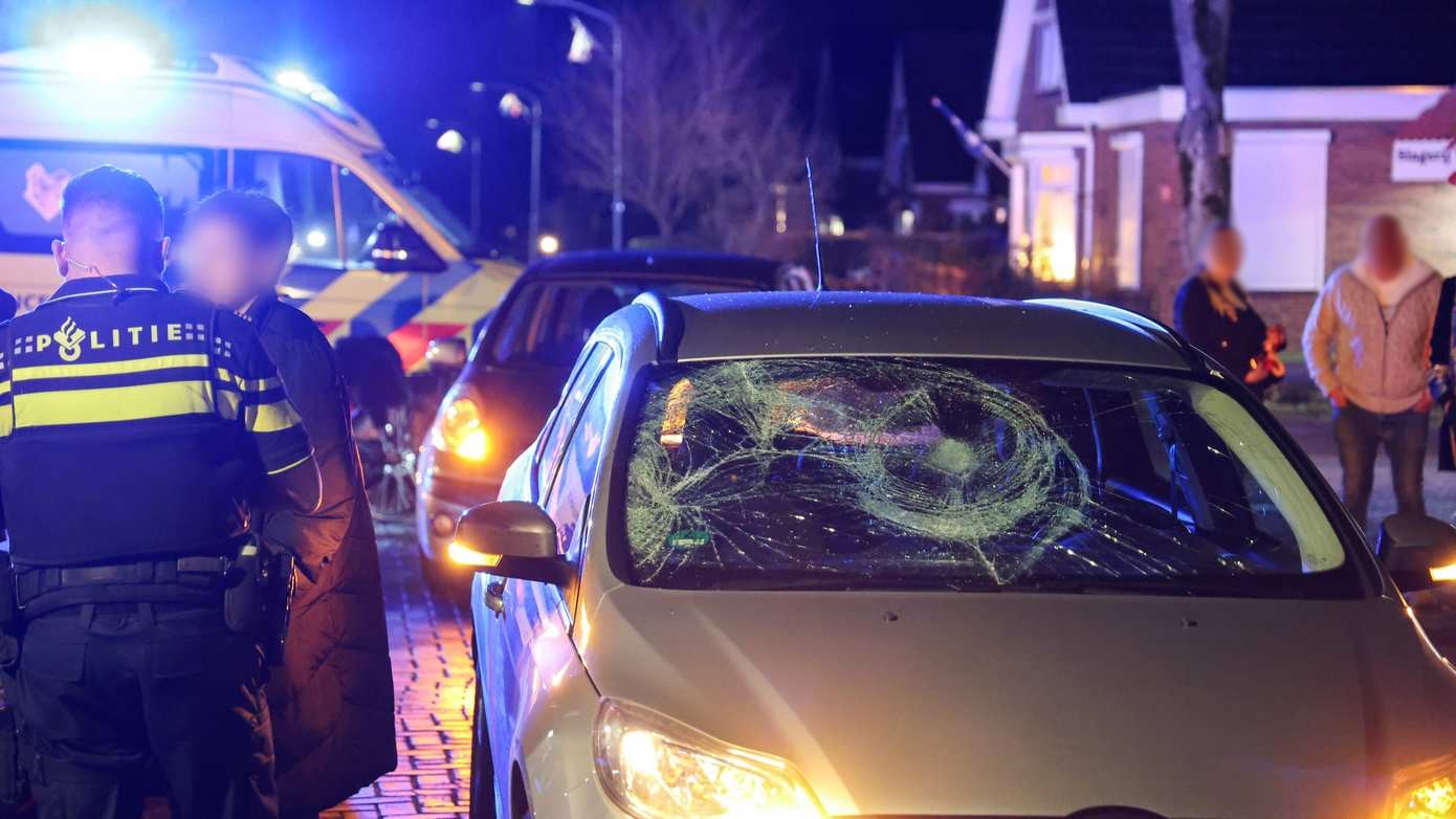 Voetganger gelanceerd na botsing met auto