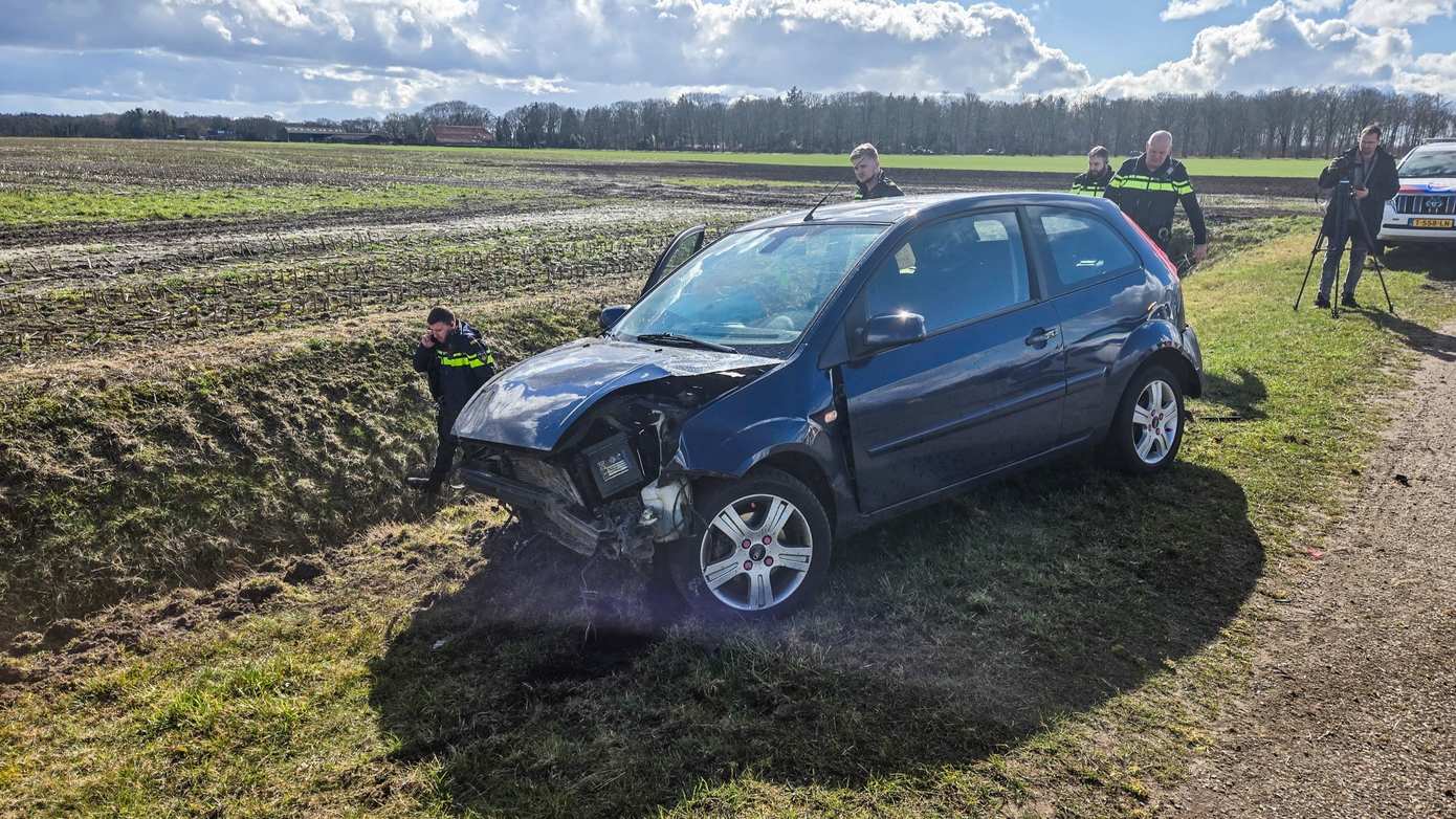 Auto belandt in sloot bij Nooitgedacht