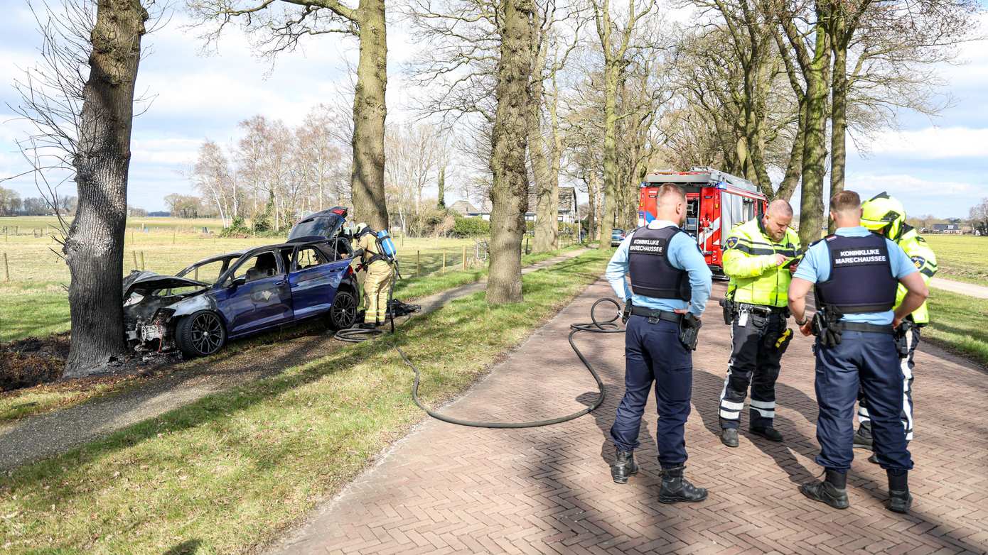 Auto vliegt in brand na botsing tegen boom