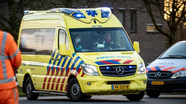 A28 dicht door gekantelde vrachtwagen; traumahelikopter ter plaatse