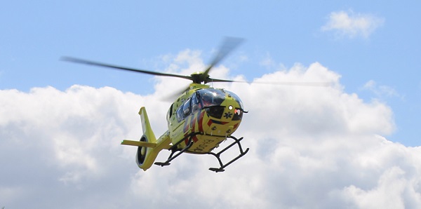 Traumahelikopter ingezet nadat jongen (17) met MMBS- voertuig tegen boom rijdt
